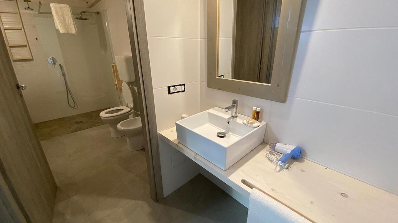 I Tre Schen Hotel Calasetta Eksteriør billede